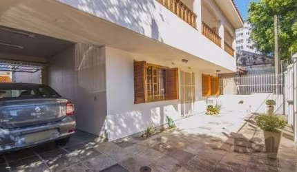 Ótimo sobrado no bairro Medianeira com 412m² construídos, de 2 pavimentos, e terreno com 415m² (12,60 x 33m) de 4 dormitórios. Possui living amplo, sala de jantar, lavabo, 4 dormitórios sendo 2 suítes