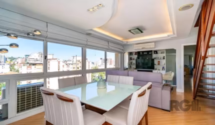 Cobertura com 250 metros de área privativa, localização privilegiada do Menino Deus, próxima de todas as conveniências da Avenida Getúlio Vargas. O Imóvel possui na cobertura área de lazer com uma vis