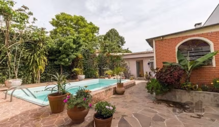 Excelente casa, imediações Barra Shopping, Pontal,  3 amplos dormitórios, sendo ( 1 suíte ), living com vários ambientes, aberturas grandes com bastante luminosidade, lareira, sala de jantar, lavabo, 