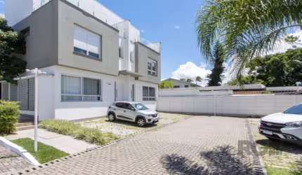 Excelente casa em condomínio fechado no Bairro Glória, o imóvel conta com 03 dormitórios, sendo 01 suíte, banheiro social, lavabo, living para 02 ambientes, cozinha americana com cooktop, área de serv