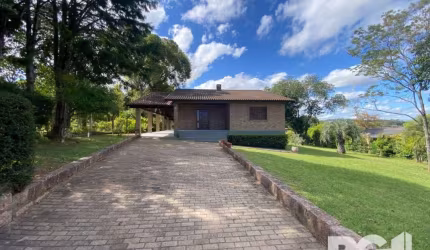 Casa para compra em Porto Alegre/RS  | imóvel localizado na Zona Sul, conta com 3 dormitórios sendo uma suíte, ampla sala de estar e cozinha, quiosque com churrasqueira, garagem fechada para 3 carros,