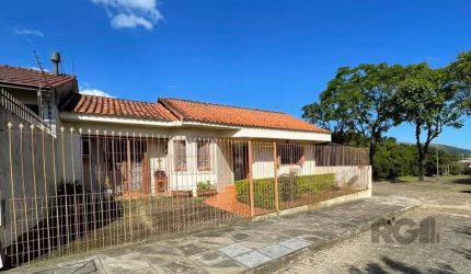Casa térrea com 147m2, composta por sala, copa cozinha semimobiliada, banheiro auxiliar, 01 suíte com split, ventilador de teto, guarda-roupa e painel de tv e outro dormitório. Área de serviço na part