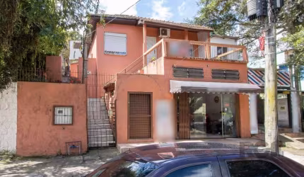 Casa com 2 dormitórios, duas salas, cozinha, banheiro, depósito e piscina em terreno alto medindo 10 x 30. Excelente ponto comercial.  Próximo ao Barra Shopping Sul e ao novo Shopping Pontal.