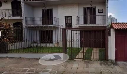 Excelente casa sobrado 226 M ² área privativa com três dormitórios, sendo uma suíte master (banheiro e closed) com sacada, dormitório frontal com sacada e dormitório fundos, banheiro social. Hall de e