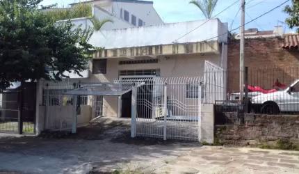 Prédio no Partenon com 340,00 m², 9,00 x 25,00 m. No térreo, funciona uma locadora de veículos, com espaço para 10 carros e um escritório, com uma entrada lateral independente. Nos fundos foi construí