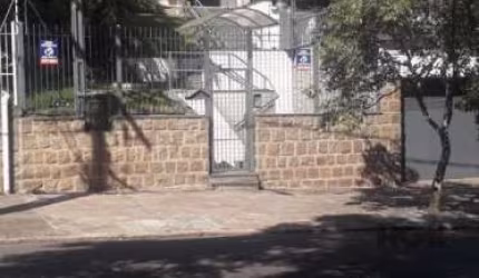 Semi mobiliada. Maravilhosa casa para fins, comercial e residencial. Localização impar, próximo ao Zaffari Ipiranga e todos os recursos do bairro. 350m2 privativos com ótima orientação solar com luz d