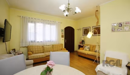 casa de 2 dormitórios com living de dois ambientes. Dormitórios de ótimo tamanho. Banheiro Social.  Cozinha com armários. Área de serviço ampla.&lt;BR&gt;Nos fundos tem um apartamento de 1 dormitório 