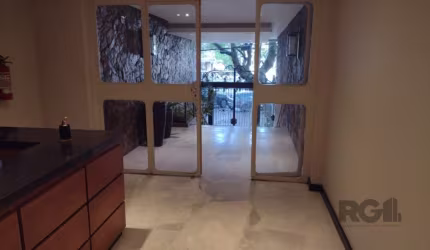 Apartamento localizado no Centro Histórico de Porto Alegre, com 104m² de área útil, o imóvel conta com 3 dormitórios, 2 banheiros social, dependência de empregada e uma vaga de garagem coberta, aparta