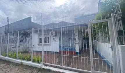 CASA COM APROXIMADAMENTE 127M² DE AREA PRIVATIVA, POSSUI UM OTIMO PATIO NOS FUNDOS. TERRENO COM 11X39. MUITO BEM LOCALIZADA NA RUA MARQUES DO ALEGRETE, PROXIMO A SOGIPA E DO SHOPPING BOURBON ASSIS BRA