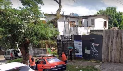 Casa para fins residencial ou comercial no bairro Rio Branco com 2 dormitórios, 3 banheiros, vaga de garagem, próximo ao colégio Leonardo da Vinci, em Porto Alegre.&lt;BR&gt;Casa com 2 dormitórios,  l