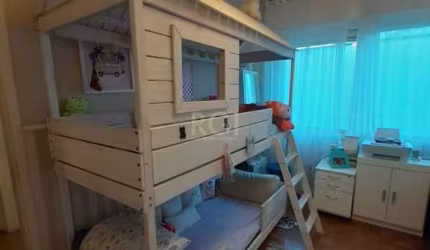 Apartamento de dois quartos, e uma vaga de garagem no bairro Bela Vista em Porto Alegre.&lt;BR&gt;Apartamento com sacada, living para dois ambientes, banheiro social, cozinha, área de serviço, dependê