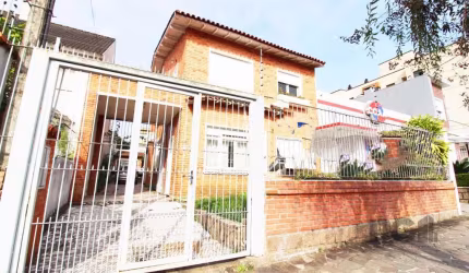 Casa de quatro quartos, suíte e três vagas de garagem no bairro Partenon em Porto Alegre&lt;BR&gt;Excelente casa à venda no bairro Partenon, em Porto Alegre!&lt;BR&gt;&lt;BR&gt;Com 240m² de área priva