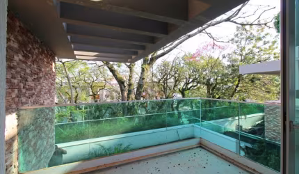 Apartamento de três dormitórios, suíte e três vagas de garagem no bairro Menino Deus em Porto Alegre. &lt;BR&gt;&lt;BR&gt;Aconchegante e bem localizado, com três dormitórios, um deles suíte, lavabo, b