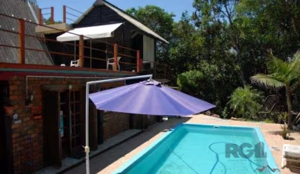 Sítio Zona Sul de Porto Alegre. Incrível Mini-Sítio com Casa/Cabana Perfeitamente Integrada ao Ambiente. Possui 2 Suítes sendo uma com Gabinete, Lareira e Terraço. 2 Salas de Estar sendo uma a Mais Am
