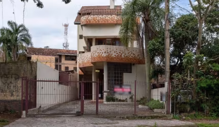 A venda é de todo o prédio, com três andares, e jardim interno onde pode ser colocado um elevador, No térreo existem dois escritórios, cada escritório com 50m2 , estes escritórios podem virar quatro l