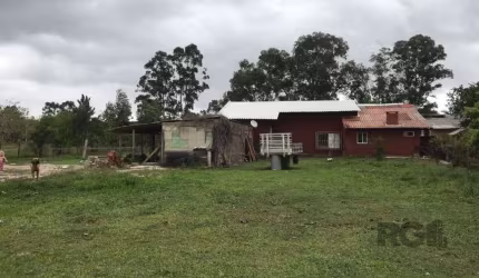 Clipes imóveis vende, excelente casa com pátio grande 34x90 - escriturada com habite-se. Pode ser  financiada pela caixa - 260mts de casa, 4 dormitórios, 1 banheiro e 1 lavabo.&lt;BR&gt;Sala e cozinha