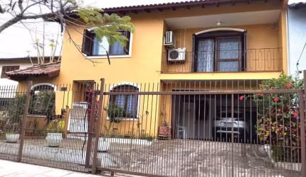 Excelente casa sobrado e um apto nos fundos interligados com Placas solares, 2 terraços, pátio com piscina, 5 dormitórios  sendo 4 suítes, closet, espaço gourmet, living 3 ambientes, duas copa cozinha