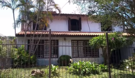 Casa no Bairro Pedra Redonda, Zona Sul de Porto Alegre, com 4  Dormitórios sedo 1 Suíte, Living  3 ambientes,  lareira, cozinha, banheiro social, banheiro auxiliar, área de serviço, pátio na frente e 