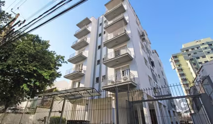 Cobertura com vista livre! Ideal para um casal ou solteiros.&lt;BR&gt;São 75m² privativos sendo no primeiro andar o dormitório, banheiro, sala, cozinha e área serviço integrada.&lt;BR&gt;O segundo and