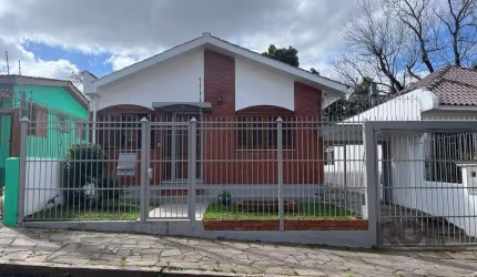EXCELENTE CASA DE ALVENARIA com 03 Dormitórios no imóvel principal, sendo uma suíte, 01 banheiro social, living para 02 ambientes, cozinha com despensa, jardim de inverno. Imóvel todo reformado com pi