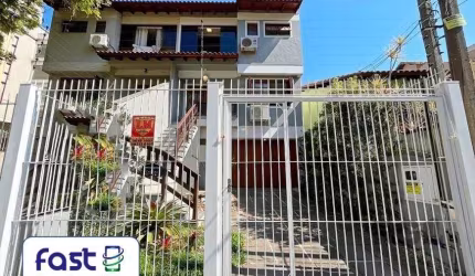Linda casa com 3 dormitórios, sendo 1 suíte com closet, garagem ampla para 2 carros. Sobrado em frente a uma linda praça , com amplo living, lavabo , cozinha americana repleta de armários. Pátio com p