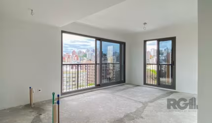 Apartamento novo de 65m², 2 dormitórios, sendo 1 suíte, living com vista incrível, esquadrias piso-teto em todas as peças, cozinha integrada, churrasqueira, 1 banheiro social e 2 vagas de garagem cobe