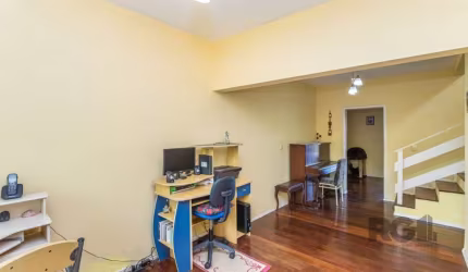CASA/SOBRADO 3 dormitórios muito amplos, sendo 1 suíte com hidromassagem e espaço para closed e outra suite americana, para os 2 dormitórios, living 3 ambientes, sala com lareira, sacadas nos 3 dormit