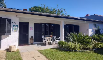 Descubra esta incrível casa térrea à venda em Atlântida, Xangri-Lá, oferecendo uma generosa área privativa de 148m² e uma área total de 170m². Com cinco quartos, incluindo duas suítes, e cinco banheir