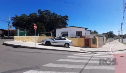 Casa de esquina, com 2 dormitórios, sala, cozinha, banheiro social, nos fundos um anexo com banheiro, pátio amplo com arvores frutíferas. Imóvel em localização privilegiada. ( residencial ou comercial