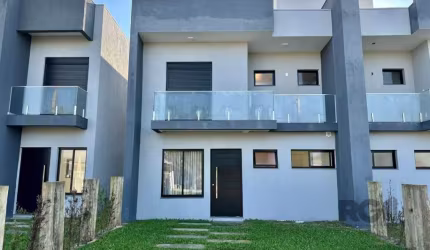 Descubra este encantador sobrado à venda no bairro Arco Íris, em Capão da Canoa. Com uma área privativa de 121 m², a propriedade é ideal para quem busca conforto e espaço. São 3 dormitórios, sendo 1 s