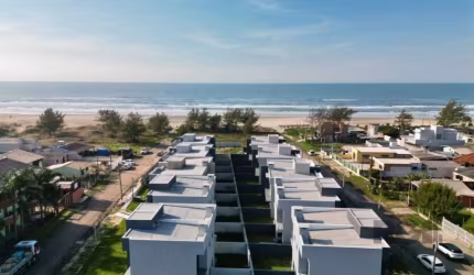 Descubra este encantador sobrado à venda no bairro Arco Íris, em Capão da Canoa. Com 121m² de área privativa e 140m² de área total, este imóvel oferece muito espaço para sua família. Localizado em uma