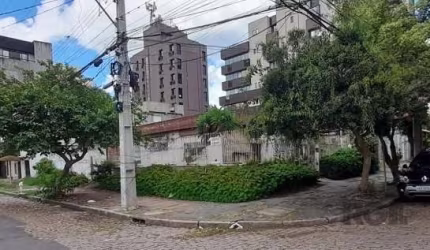 Casa plana, em excelente localização, para uso comercial ou residencial, próximo a Avenida Ipiranga, com 02 dormitórios e uma ótima área externa.&lt;BR&gt; Bairro Santana é considerado o coração de Po