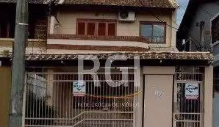 EXCELENTE residência á venda na zona sul de Porto Alegre com 3 dormitórios, suíte ampla, hidro, living 2 ambientes com lareira, lavabo, cozinha montada, sótão com 2 ambientes, banheiro (com opção para
