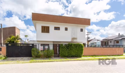 Sobrado em otimo bairro, rua tranquila com:&lt;BR&gt;Living para dois ambientes, lavabo, cozinha em conceito aberto.&lt;BR&gt;No andar superior, quatro dormitorios sendo um suite closet, e uma sacada.