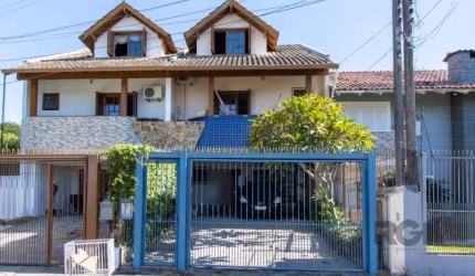 Aconchegante sobrado de 3 dormitórios, suíte com hidro, sacadas, totalmente climatizado!&lt;BR&gt;Nível térreo com 3 vagas de garagem, lavabo, living para três ambientes definidos (estar e jantar com 