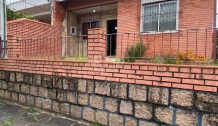 Casa 2 dormitórios, 2 vagas de garagem, bairro Passo da Areia, Porto Alegre/RS      &lt;BR&gt;&lt;BR&gt;Esta aconchegante casa de 67,80 com dois dormitórios oferece um ambiente acolhedor e funcional p