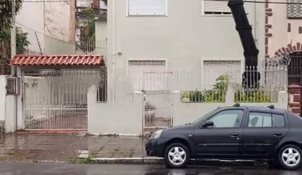 VENDE-SE terreno com casa construída para fins comerciais ou residenciais, em excelente localização, em frente ao Nacional da José de Alencar. Características do imóvel: 3 dormitórios, banheiro social
