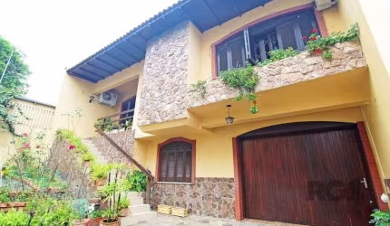 Esta encantadora casa, localizada na rua UMBU, no bairro Passo da Areia, em Porto Alegre, está à venda. Com uma área construída de 154,57m², o imóvel oferece três quartos, um banheiro e duas vagas de 