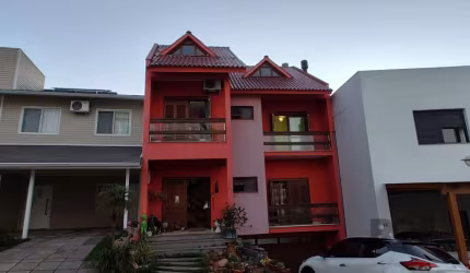 Grande oportunidade, casa tipo sobrado em condomínio fechado, 3 dormitórios sendo uma.suite com closet, todos os dormitórios com sacada, ótima orientação solar, no bairro Vila Nova, Zona Sul de Porto 