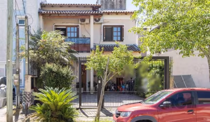 Sobrado no Jardins do Prado&lt;BR&gt;Casa com 3 dormitórios, sendo 1 suíte com sacada, living com 02 ambientes, cozinha integrada, lavabo e pátio com churrasqueira.&lt;BR&gt;Duas vagas de carro.&lt;BR