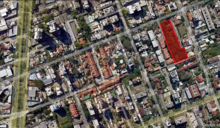 Excelente terreno com 4.400 m² com 32 metros de frente, em área de ocupação intensiva sendo ótimo tanto para comércio como para incorporação de edifício ou condomínio de casas. O terreno está localiza