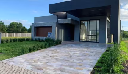 Casa à venda no Condomínio Terrassul, localizada na Rua Manoel Quadros, número 01. Com área privativa de 194m² e área total de 350m², essa casa possui 4 dormitórios, sendo 4 suítes, além de 5 banheiro