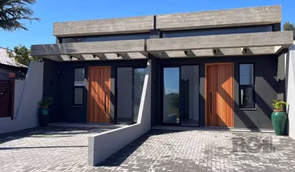 Oportunidade imperdível! Casa à venda localizada na Rua Guilherme Furtado, 442, no encantador bairro Guarani, em Capão da Canoa. Com uma área total de 100 m², este imóvel possui 2 suítes e 3 banheiros