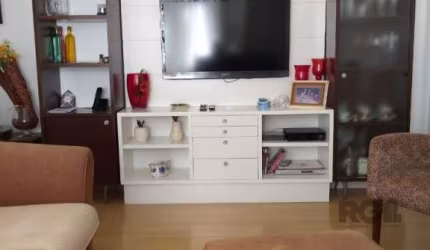 Vende-se apartamento desocupado, com 2 dormitórios amplos, banheiro social, vaga de garagem, elevador, living em dois ambientes, com vista, copa e cozinha ampla, área de serviço independente, banheiro