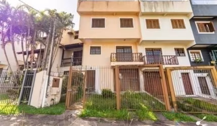 Casa com 203m², com 03 dormitórios, sendo 01 suíte com espaço para closet, living 02 ambientes, lavabo, cozinha com armários e fogão, área de serviço com junker, pequeno pátio, 03 vagas, sendo 01 desc