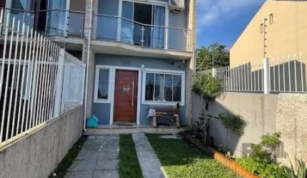 Ótimo sobrado semi mobiliado em localização privilegiada com duas suítes a do casal com sacada com linda vista, living 2 ambientes, lavabo, amplo terraço com vista para o Guaíba, cozinha, churrasqueir