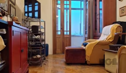 IMÓVEL AMPLO COM 3 DORMITÓRIOS E VAGA NA DUQUE DE CAXIAS - Apartamento de 3 dormitórios, 2 banheiros, despensa, de frente, com 2 sacadas e aquecimento de água com caldeira. Imóvel com portaria 24 h, 2