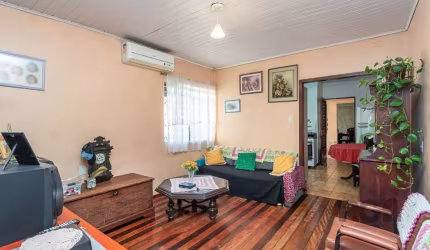 Ótima e ampla casa no Jardim do Salso de 3 dormitórios sendo uma suíte com closet, sala ampla, copa-cozinha, área de serviço, escritório, banheiro social, banheiro auxiliar, sacada, porão/depósito, ár