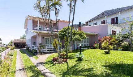 Bellíssimo sobrado nos altos do bairro Santa Teresa, emoldurado por um lindo jardim, com 4 dormitórios sendo 1 suíte com sacada, amplo living em dois ambientes de estar sendo um com lareira, sala de j