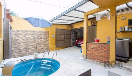 Excelente sobrado à venda no Bairro Vila Nova. Com área privativa de 90m², dispõe de 3 dormitórios, sendo 1 suite com closet, amplo liiving 2 ambientes, lavabo, sala de jantar, cozinha planejada, chur